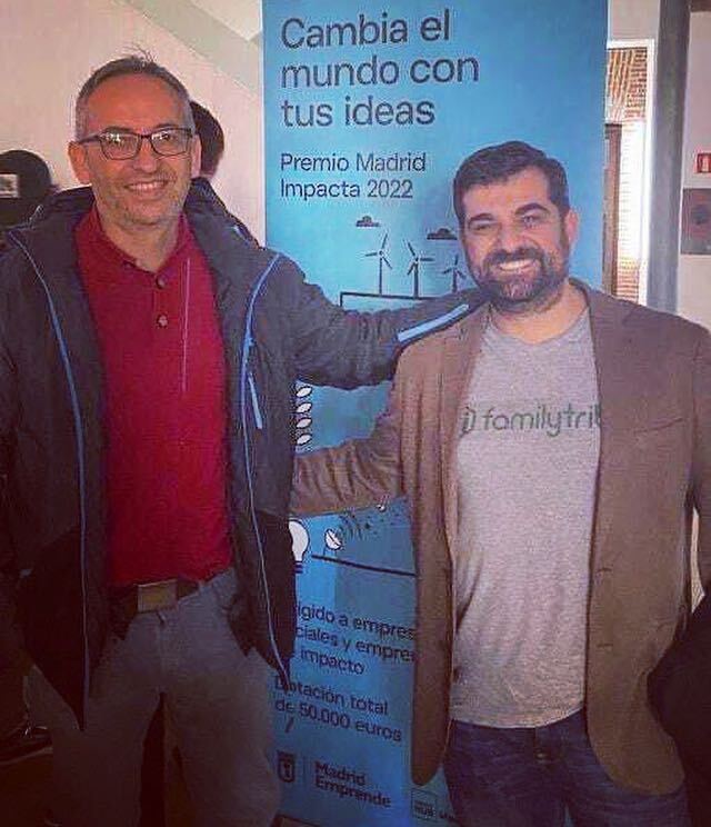 Acompañante y David Esperanza, CEO de Family Tribu