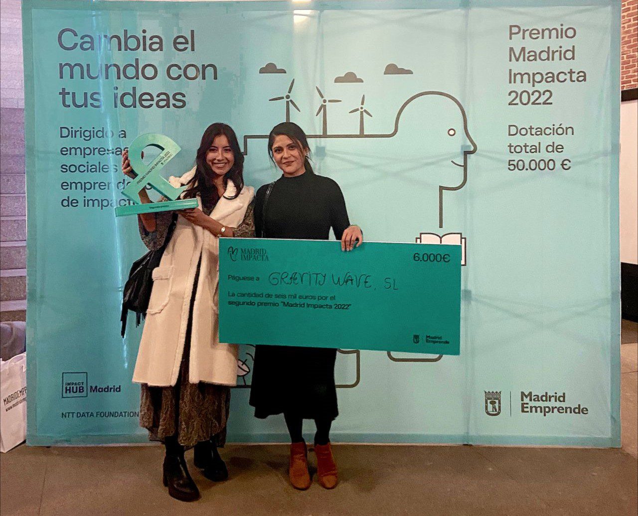 Miriam Arístegui y Verónica Gutiérrez, recogen el premio Madrid Impacta 2022 como primer finalista en la categoría al mejor emprendedor social del año. 